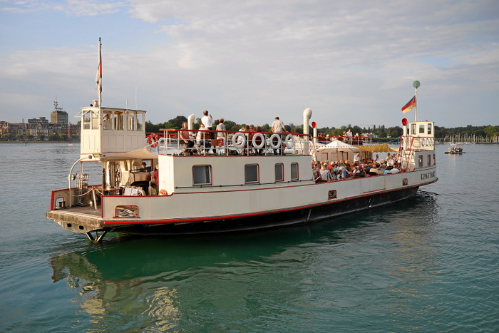 Bild "Ausfahrten:2017-08-25_018_KN_Hafen_-_Alte_Faehre_bei_der_Abfahrt_a.JPG"