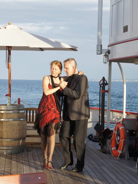 Bild "Chronik:2012-06-22_065_Alte_Faehre_-_Tango-Taenzer.jpg"