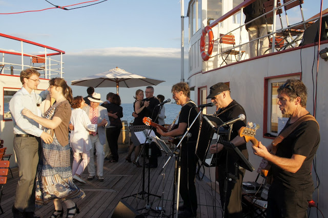 Bild "Chronik:2012-06-22_076_Alte_Faehre_-_Waidele-Band_Taenzer.jpg"