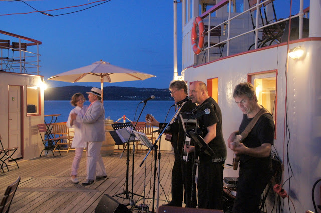 Bild "Chronik:2012-06-22_163_Alte_Faehre_-_Tanz_mit_Waidele-Band.jpg"