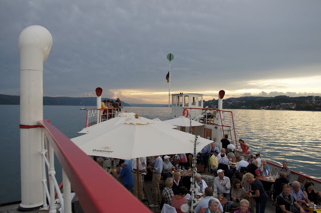 Bild "Chronik:2012-08-29_033_Alte_Faehre_-_Museumsfahrt_-_Blick_vom_Deckshaus_uebers_Schiff.jpg"