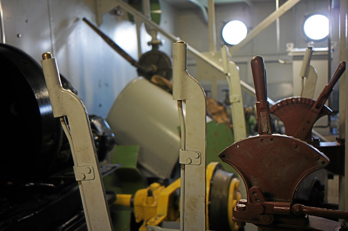 Bild "Die Fähre:2011-07_05_003_alte_Faehre_-_Maschinenraum_-_Kupplungshebel_a700.jpg"