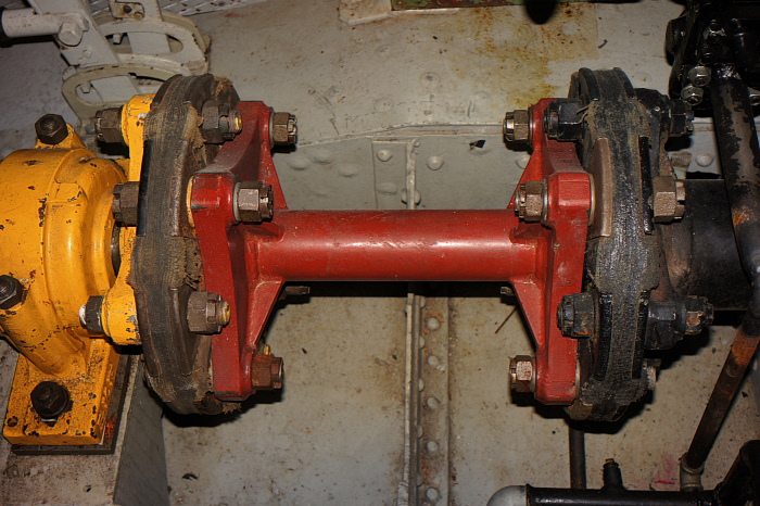 Bild "Die Fähre:2011-07_05_025_alte_Faehre_-_Maschinenraum_-_Welle_mit_Lederscheiben_a700.jpg"