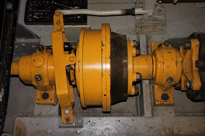 Bild "Die Fähre:2011-07_05_026_alte_Faehre_-_Maschinenraum_-_Kupplung_a700.jpg"